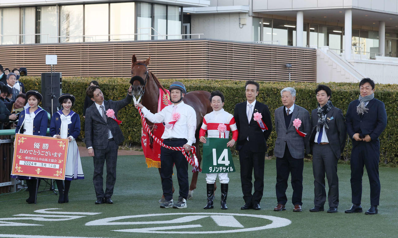 京成杯を制したダノンデサイルの口取りをする横山典騎手（撮影・丹羽敏通）