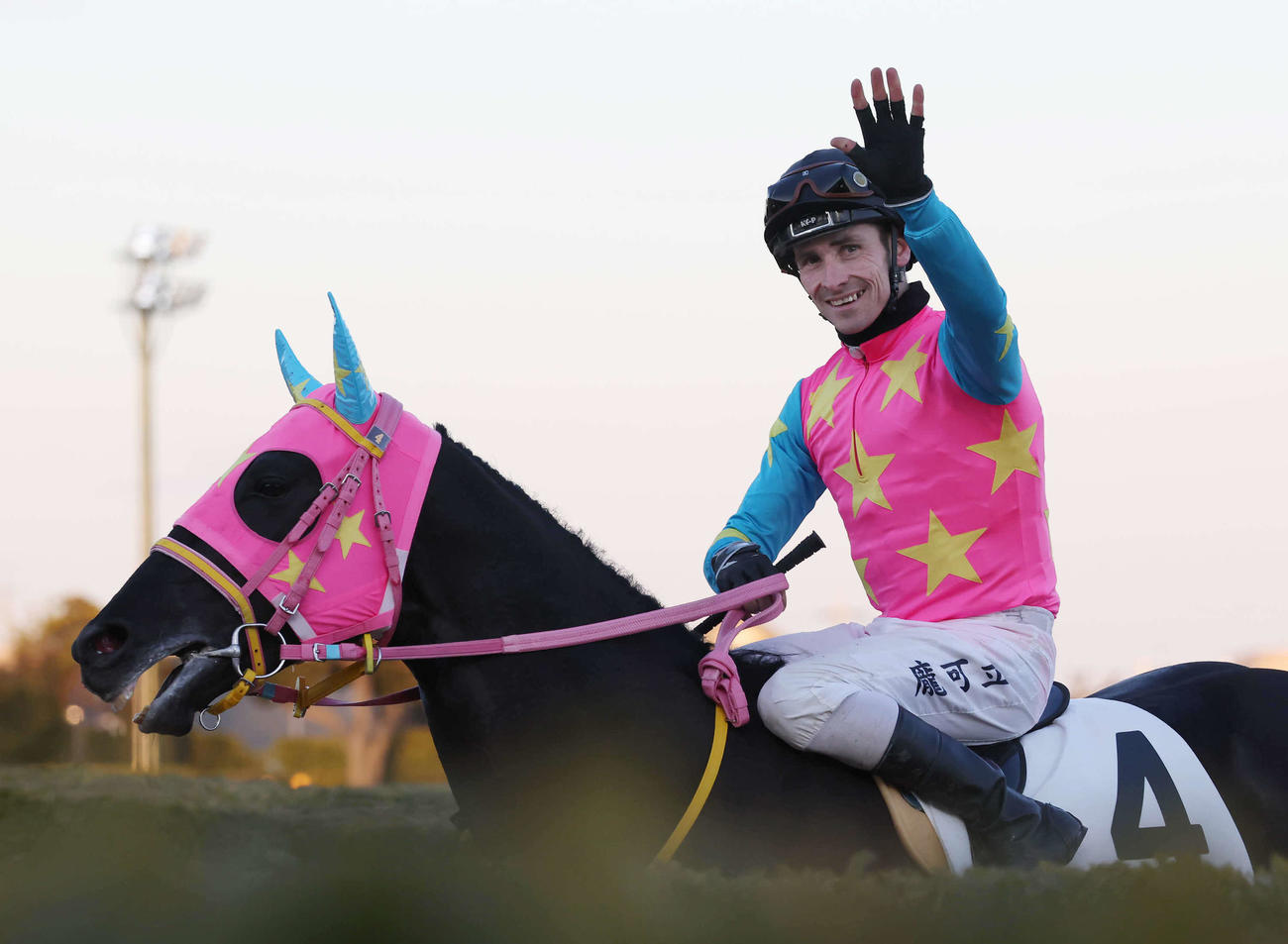 中山12R、ロゼルで4歳上1勝クラスを制してJRA初勝利を挙げて声援に応えるロゼルとピーヒュレク騎手