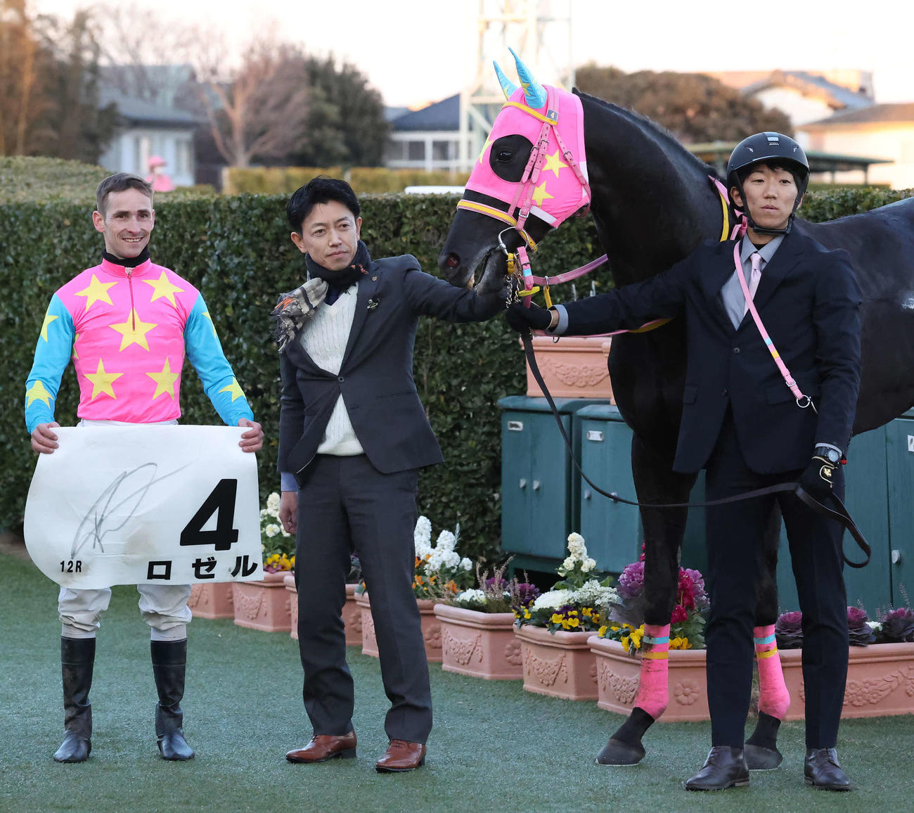 中山12R、4歳上1勝クラスを制したロゼルの口取りをするピーヒュレク騎手（撮影・丹羽敏通）
