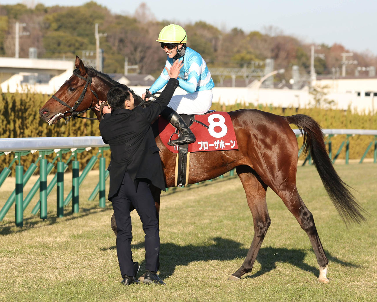 ブローザホーンで日経新春杯を制して歓喜のタッチを交わす菅原明騎手（撮影・白石智彦）