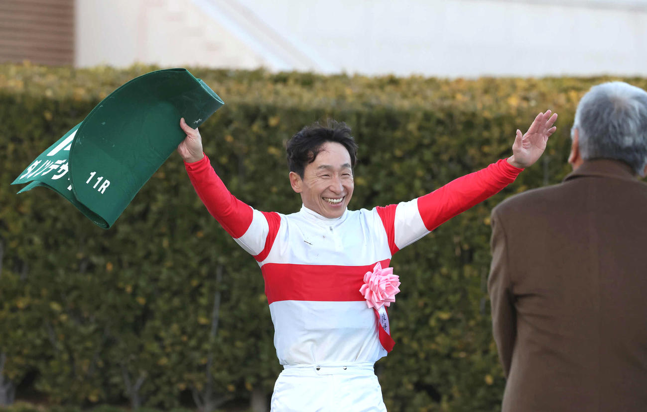 ダノンデサイルで京成杯を制して万歳して口取りへ向かう横山典騎手（撮影・丹羽敏通）