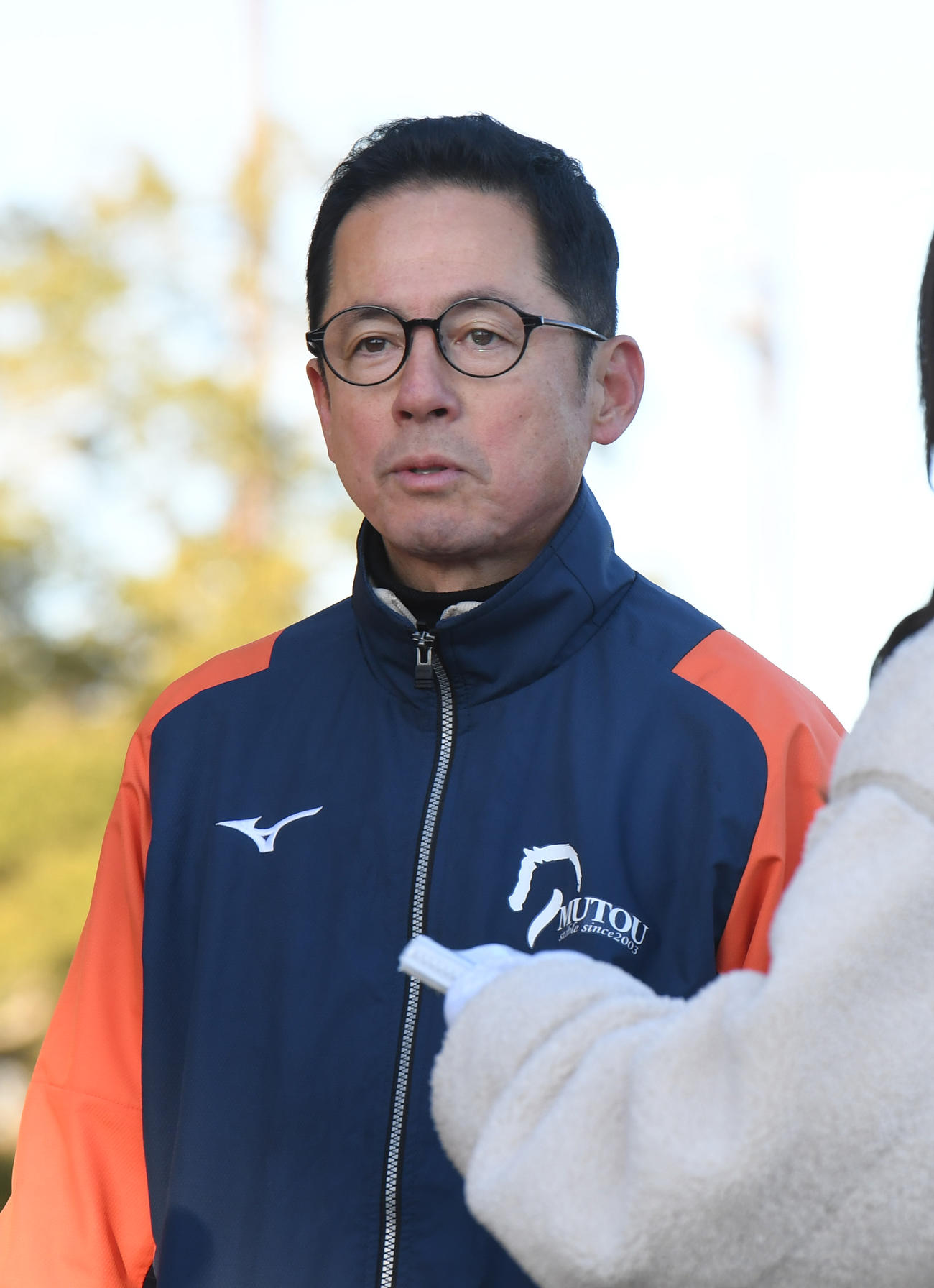 モリアーナの追い切りを終えてインタビューに答える武藤調教師（撮影・柴田隆二）