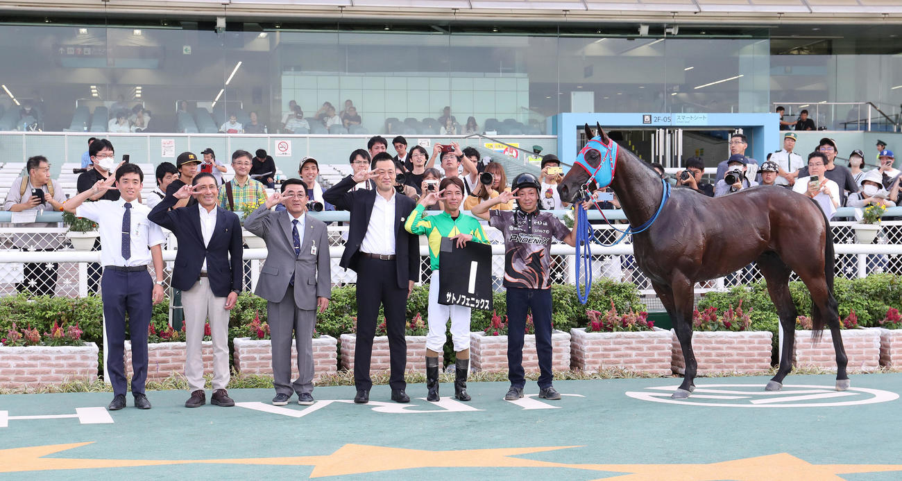 23年9月、ヤマボウシ賞を制したサトノフェニックスと口取りに並ぶ和田竜騎手（右から2人目）ら