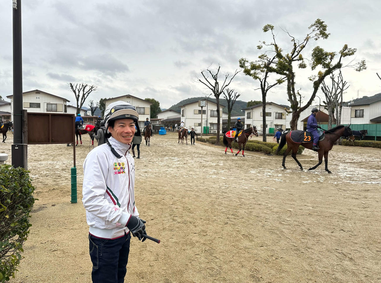 19日朝、小倉競馬場で調教に向かう草野太郎騎手（撮影・小野寺祐太）
