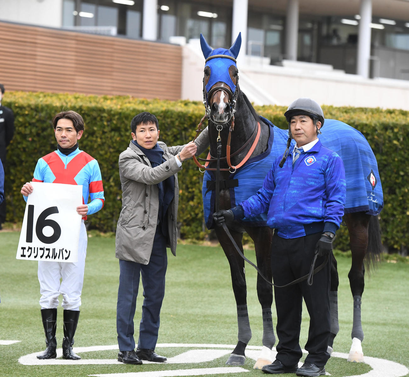 中山4R、新馬戦を制したエクリプスルバンと、左から戸崎騎手、田中博調教師（撮影・柴田隆二）