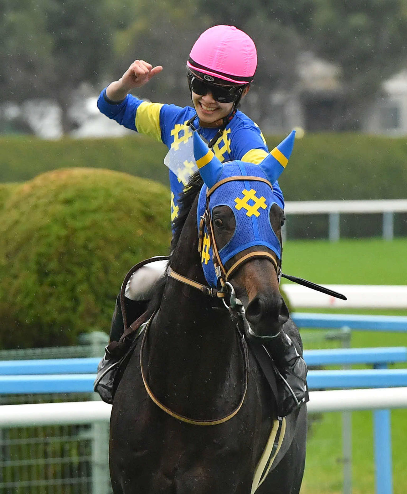 小倉11R和布刈特別、ゴッドブルービーで勝利した角田和騎手は笑顔でガッツポーズ（撮影・岩下翔太）