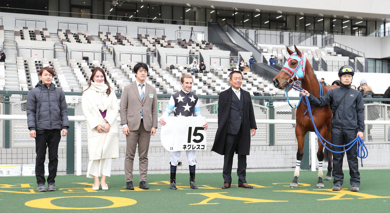 京都3R、新馬戦を制したネグレスコと口取りに並ぶルメートル騎手（中央）（撮影・白石智彦）