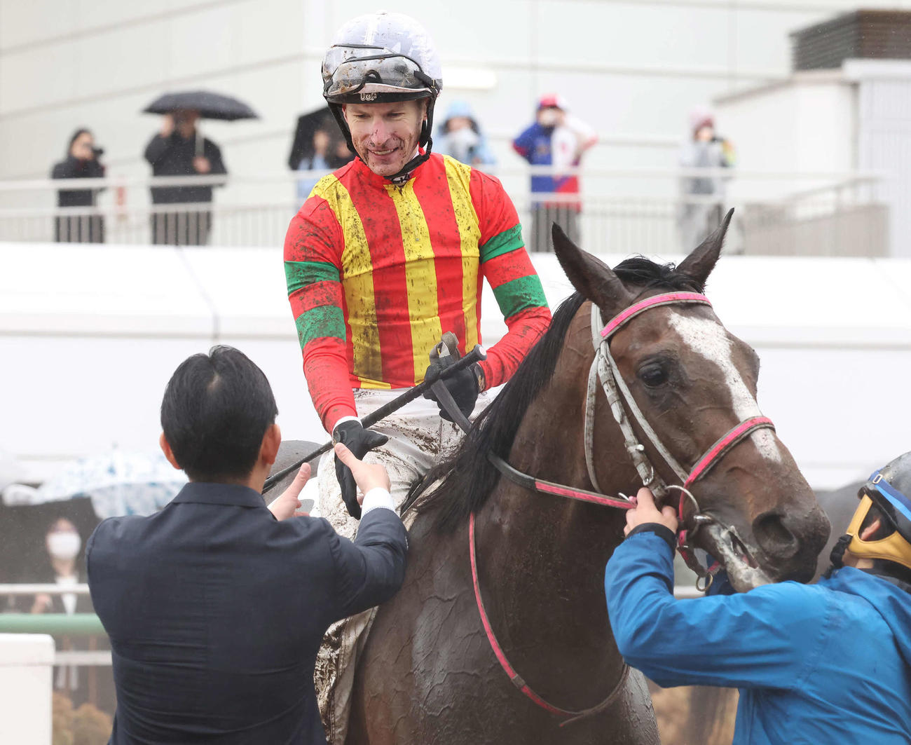 中山5R、3歳未勝利戦を制したキングスコート騎手とカムフライ（撮影・丹羽敏通）