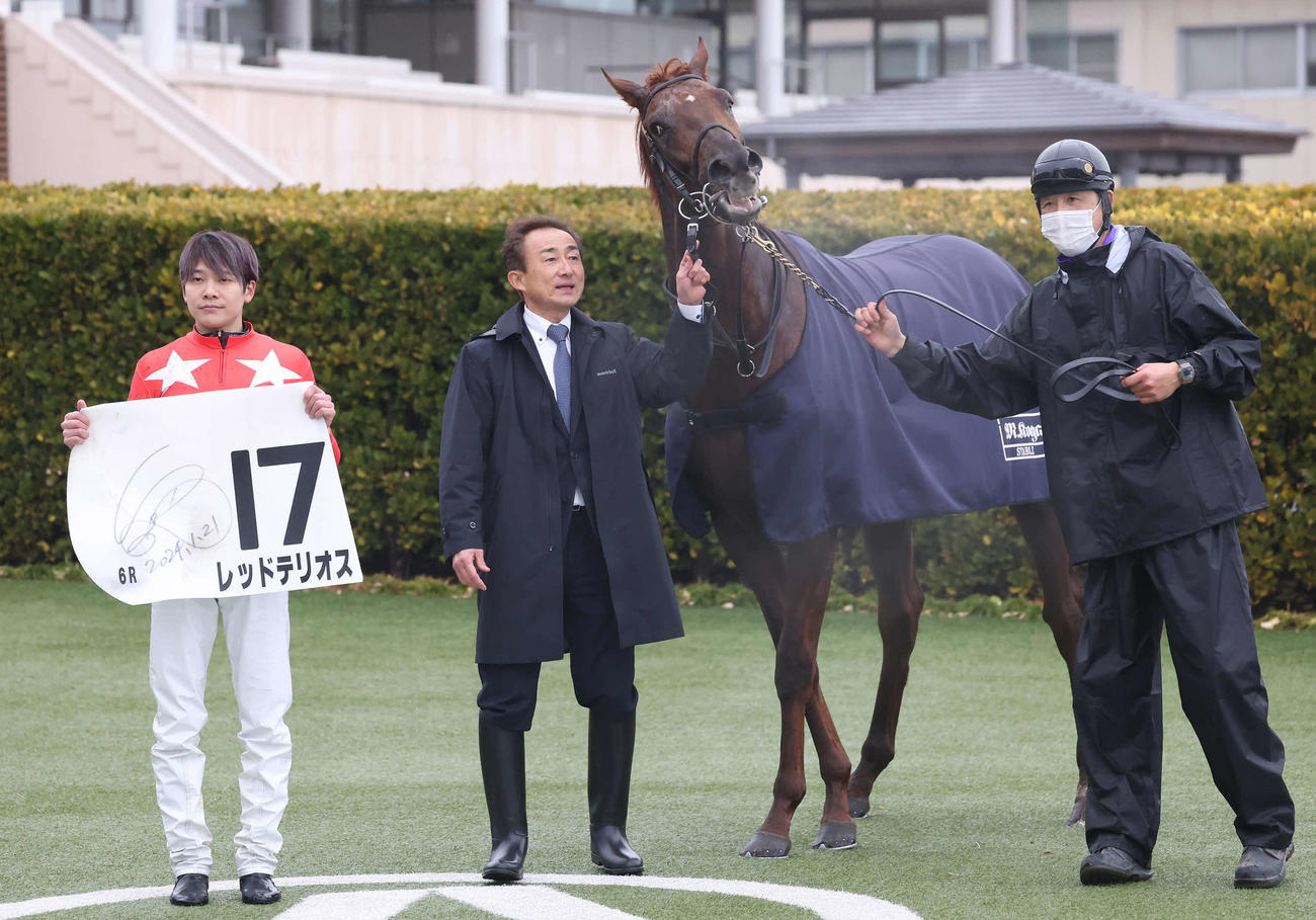 中山6R新馬戦を制したレッドテリオスの口取りをする三浦騎手（撮影・丹羽敏通）