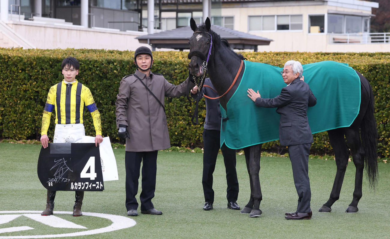 中山9R若竹賞を制したルカランフィーストの口取りをする横山武騎手と鹿戸師（撮影・丹羽敏通）