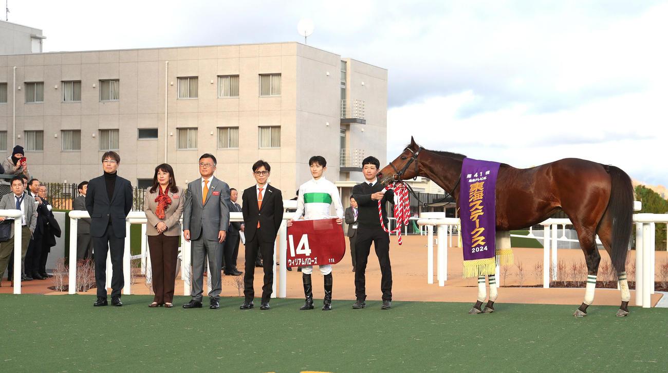 東海Sを制したウィリアムバローズと口取りに並ぶ坂井騎手（右から2人目）（撮影・白石智彦）
