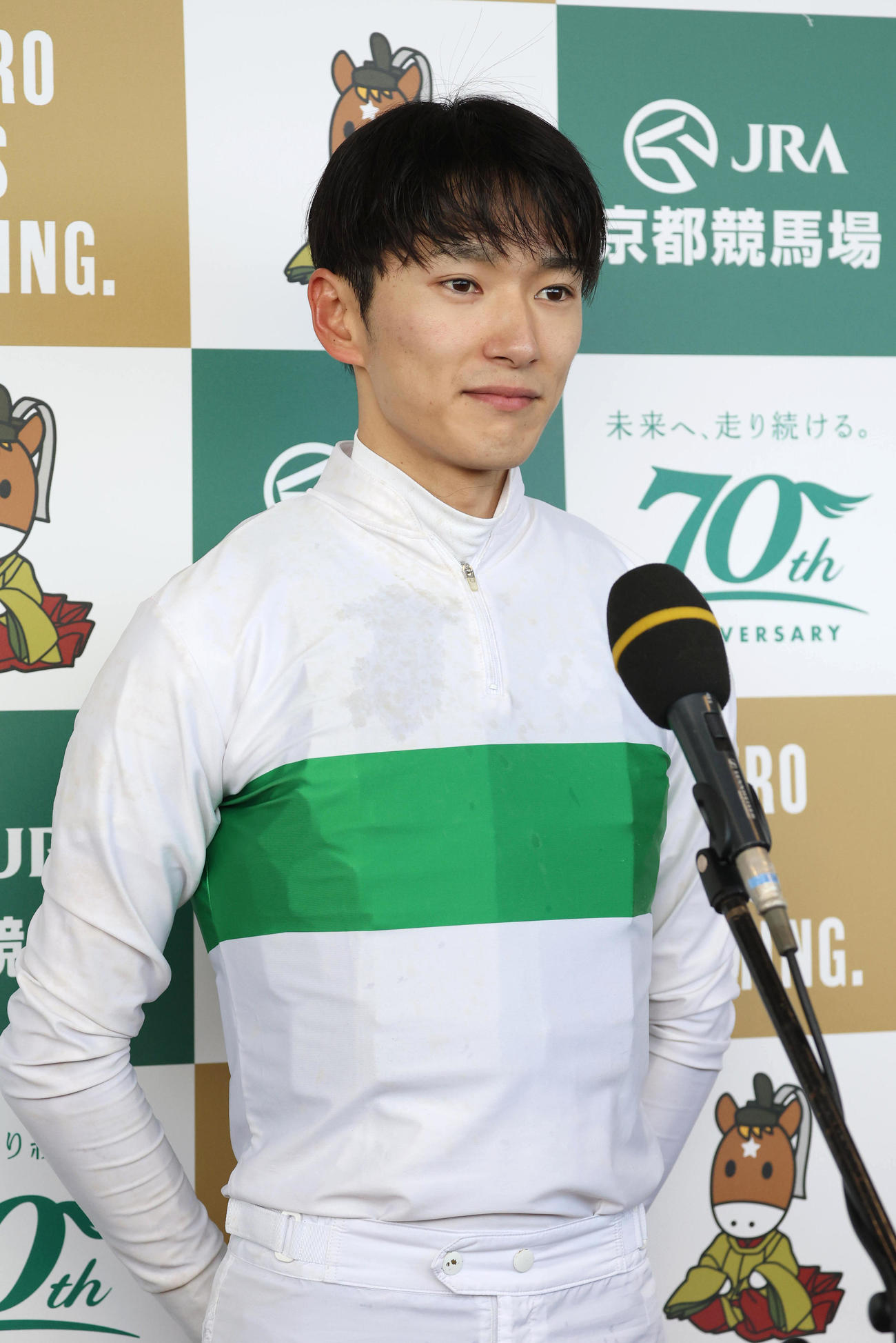 共同インタビューで笑顔を見せる坂井騎手（撮影・白石智彦）