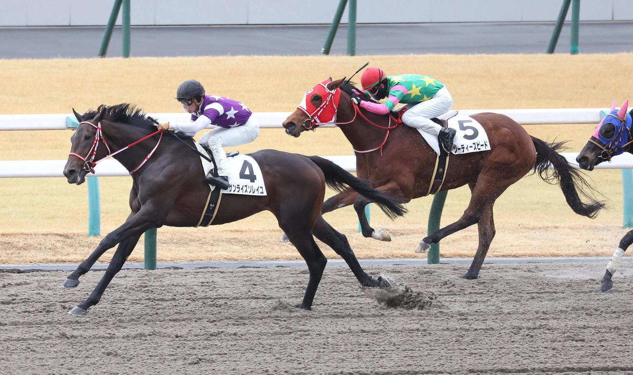 京都2R、直線外から伸びて新馬戦を制したサンライズソレイユ（左）（撮影・白石智彦）