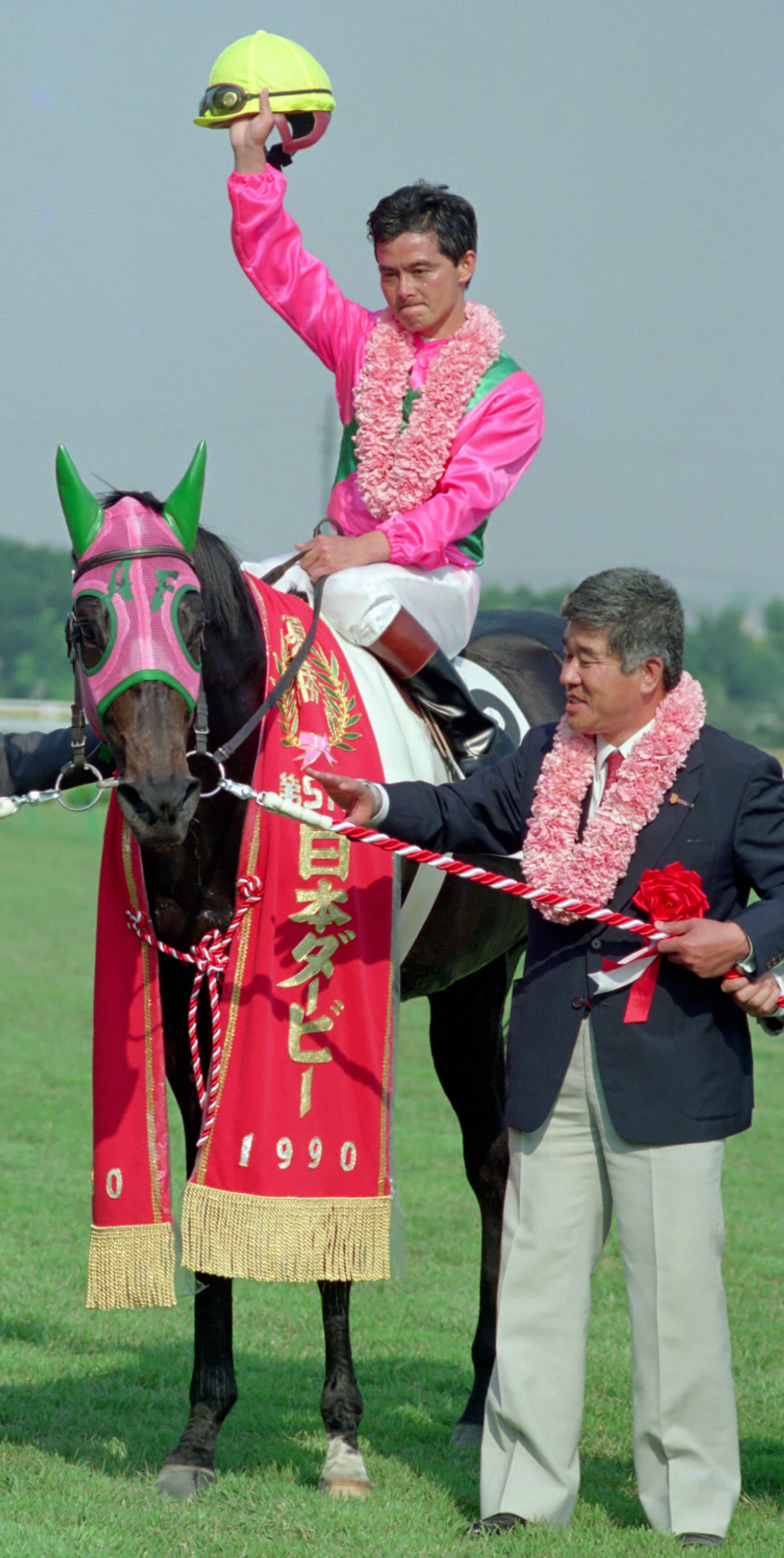 90年、日本ダービー　レコードタイムで優勝したアイネスフウジンの中野栄治騎手は表彰式で涙を見せた