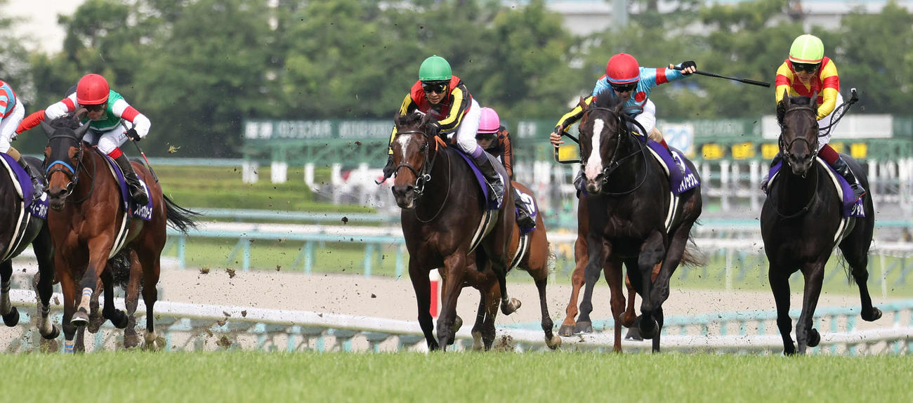 23年6月、宝塚記念を制したイクイノックス（右から2頭目）。左は2着のスルーセブンシーズ