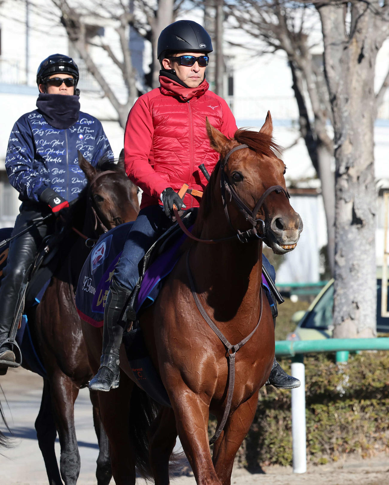 田中博厩舎のG1馬レモンポップの追い切りを終えた福永師（撮影・丹羽敏通）