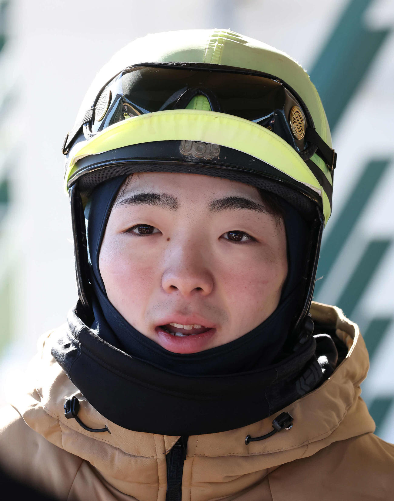 ライラボンドの追い切りを終えて囲み取材に応じる小林勝騎手（撮影・丹羽敏通）