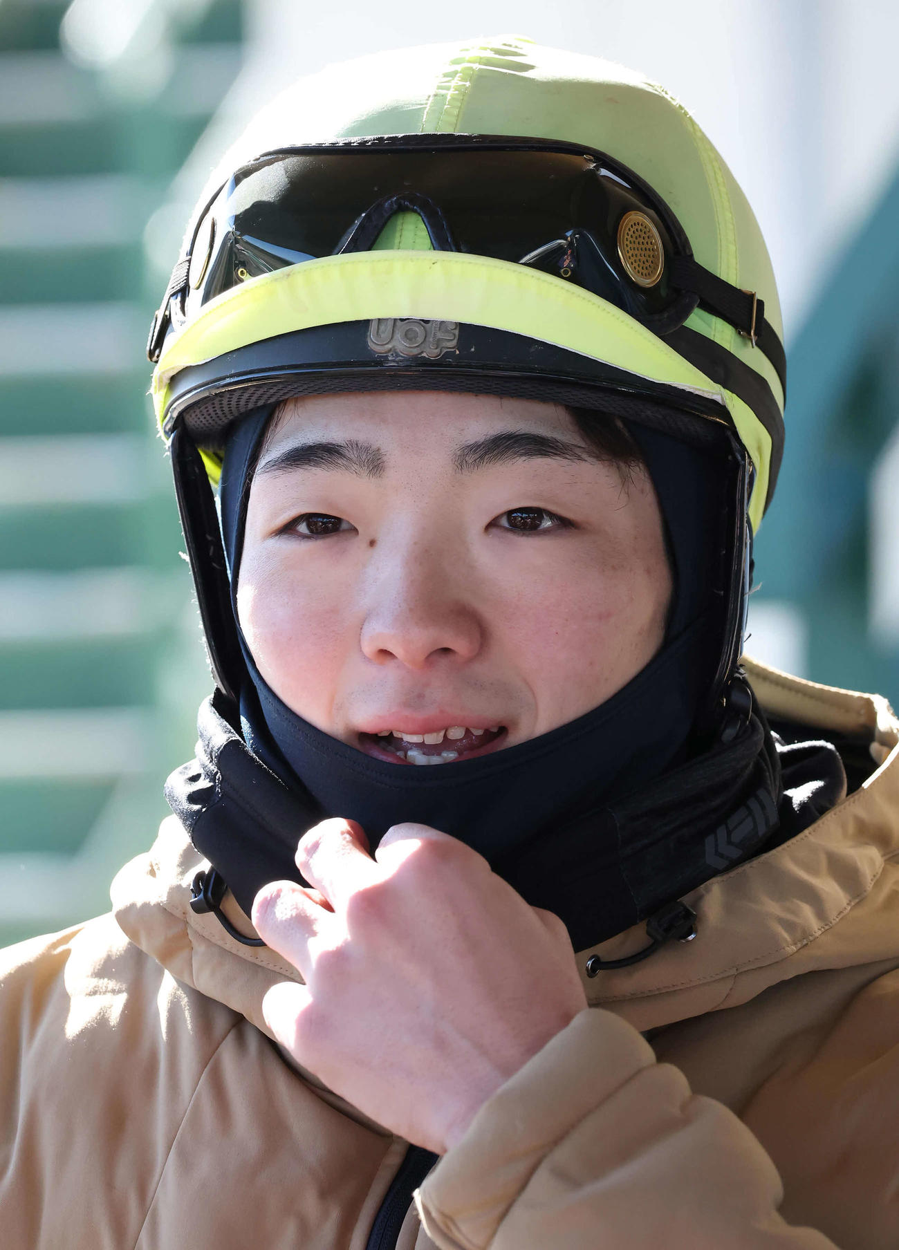 ライラボンドの追い切りを終えて囲み取材に応じる小林勝騎手（撮影・丹羽敏通）