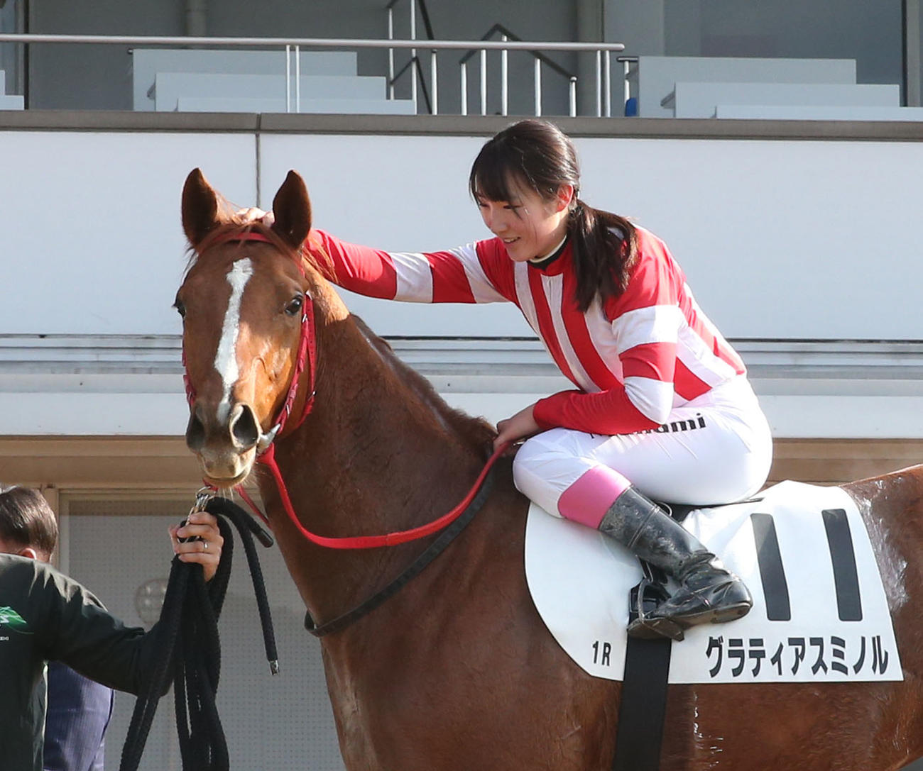 小倉1R・3歳未勝利　1着のグラティアスミノルと永島騎手（撮影・冨田成美）