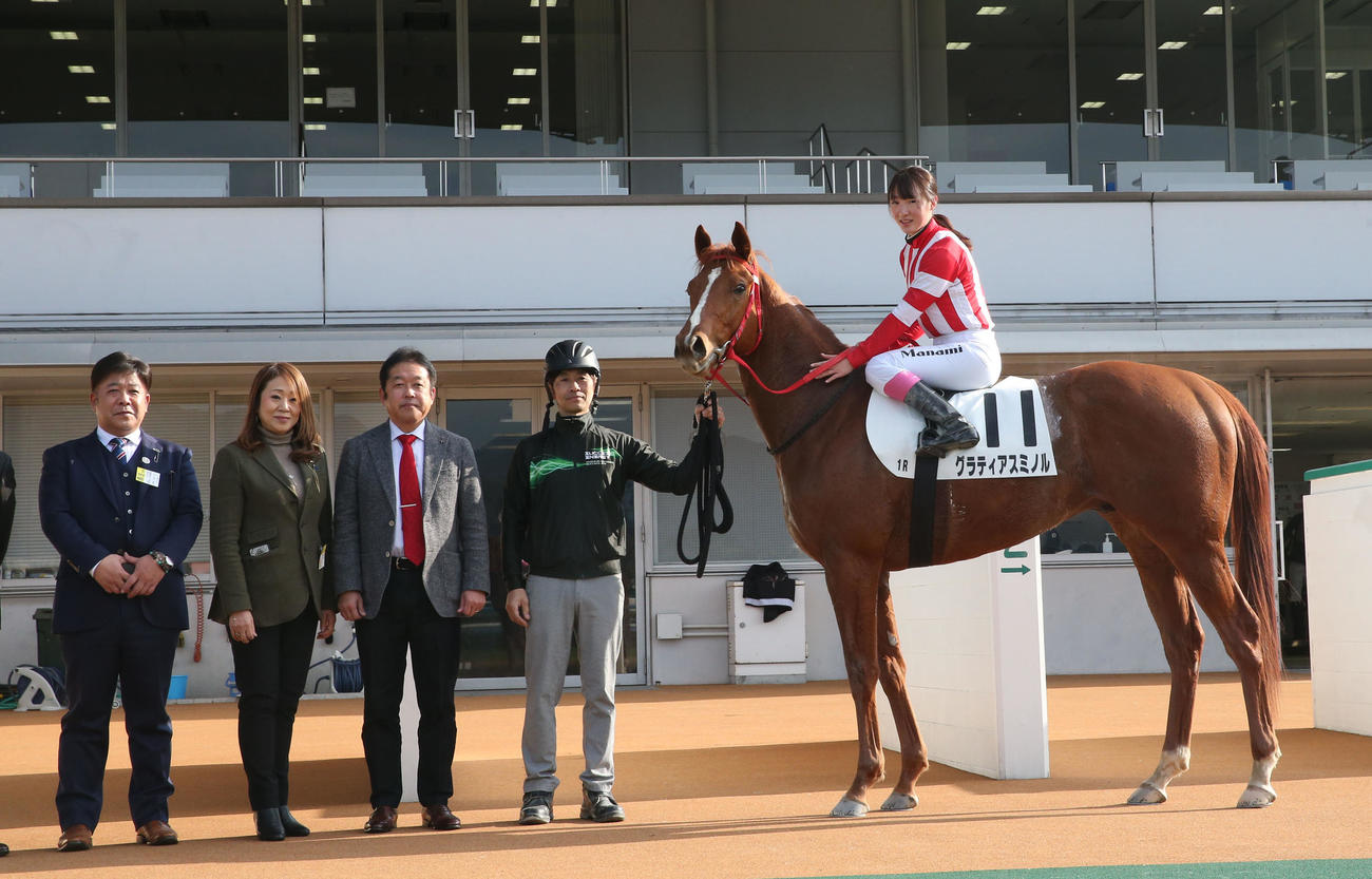 小倉1R・3歳未勝利　1着のグラティアスミノルと永島騎手（撮影・冨田成美）