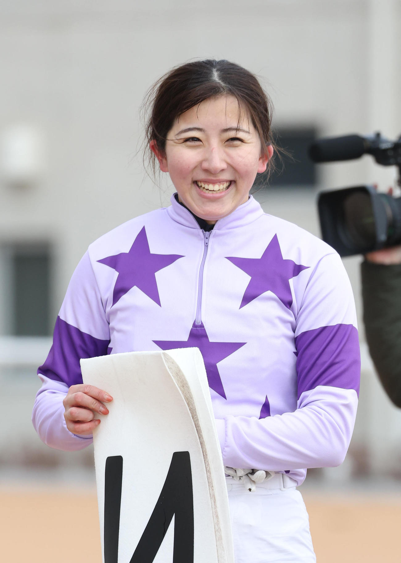 京都4R、ファストレーンで今年の初勝利を挙げ笑顔を見せる今村騎手（撮影・白石智彦）