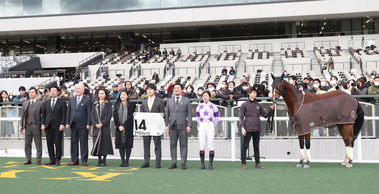 京都4R、ファストレーンで今年の初勝利を挙げ口取りに並ぶ今村騎手（右から2人目）（撮影・白石智彦）