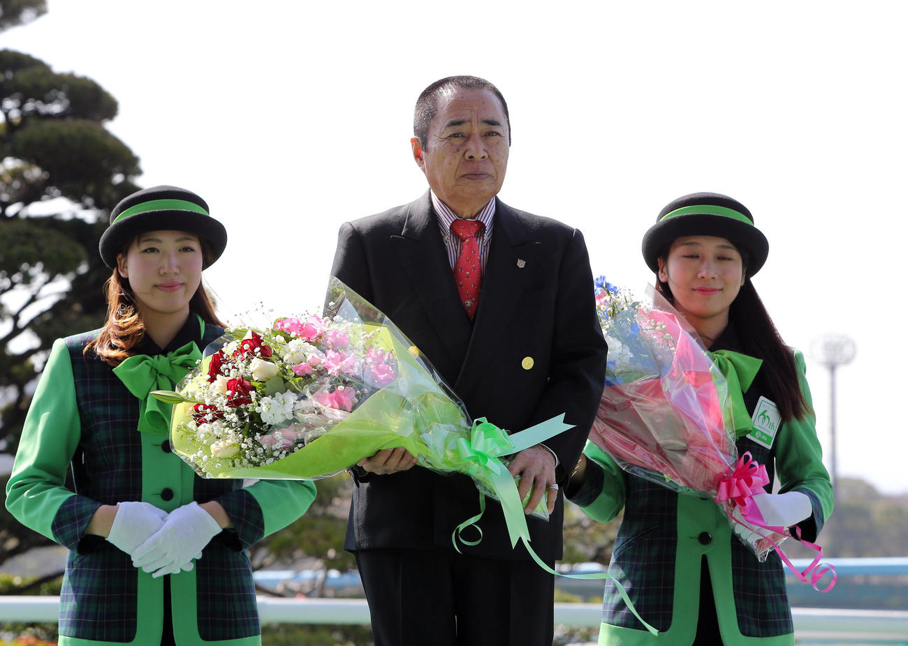 引退セレモニーで花束を受け取る小原伊佐美調教師（2014年2月撮影）