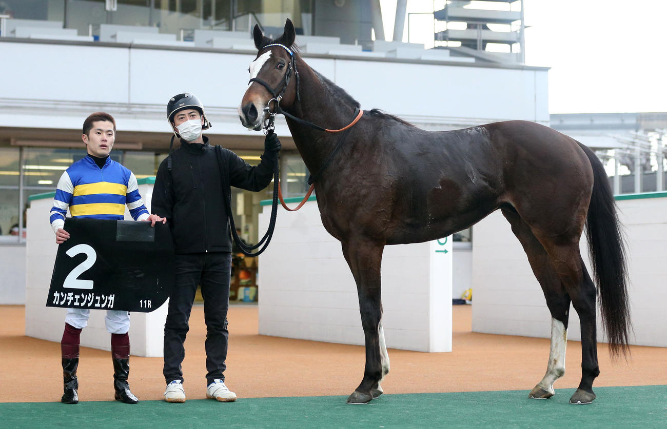 小倉11R、周防灘特別1着のカンチェンジュンガと西村淳騎手（撮影・冨田成美）