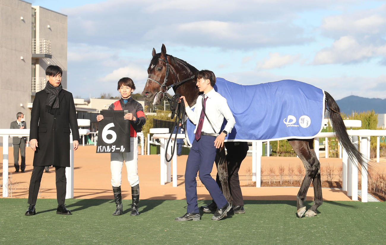 京都11R、舞鶴Sを制したバハルダールと口取りに並ぶ松山騎手（中央）（撮影・白石智彦）