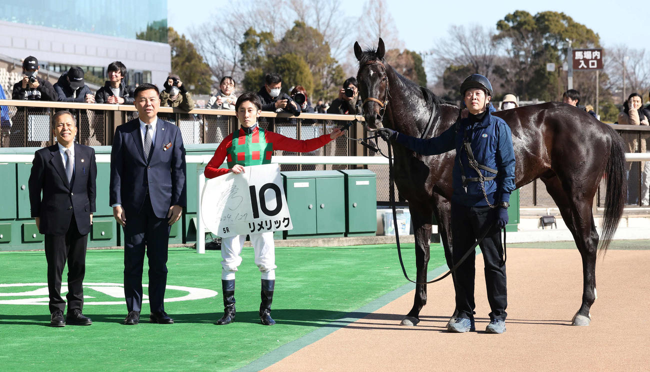 東京5R、3歳新馬戦を制したリメリックの口取りをする津村騎手（右から2人目）（撮影・丹羽敏通）