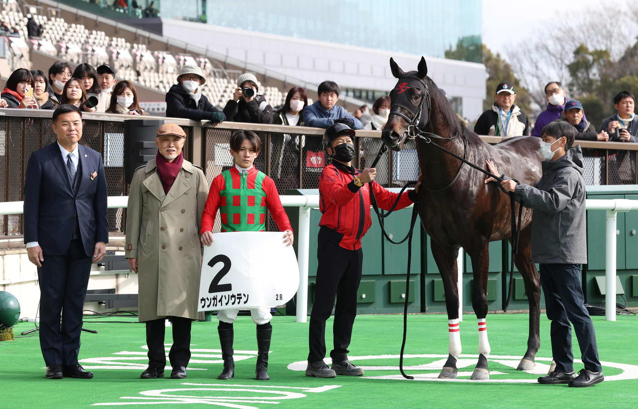 3歳新馬戦を制したウンガイソウテンの口取りをする田村師と石川騎手（撮影・丹羽敏通）