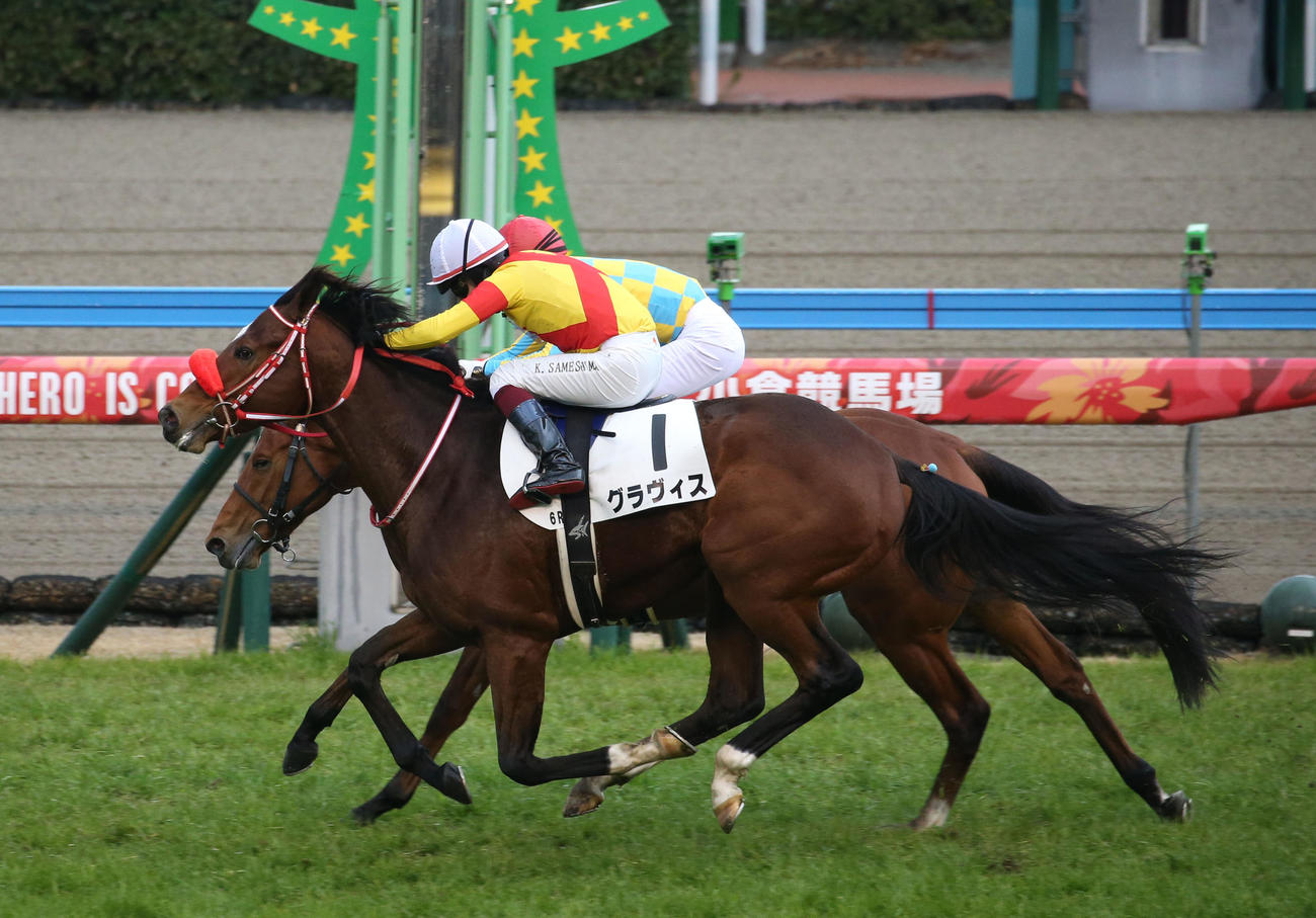 小倉6R・3歳未勝利でマイノワール（奥）との接戦を制したグラヴィスと鮫島駿騎手（撮影・冨田成美）