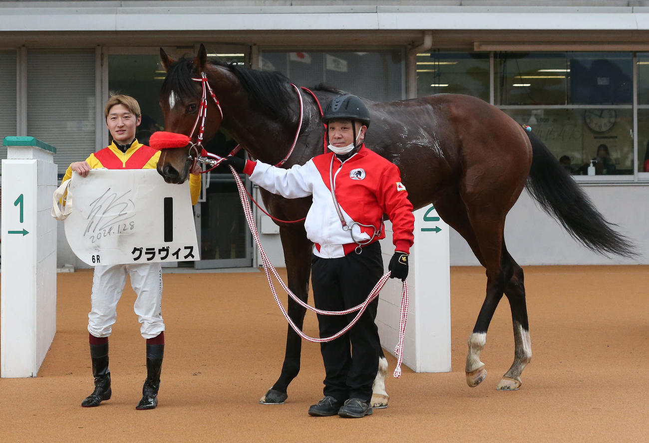 小倉6R・3歳未勝利で1着のグラヴィスと鮫島駿騎手（撮影・冨田成美）