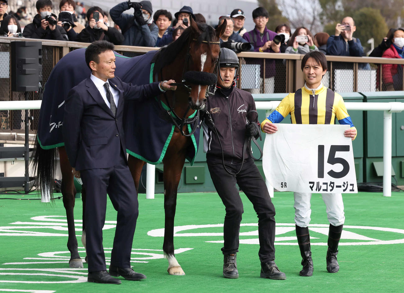 東京5R、3歳新馬戦を制したマルコタージュの口取りをする小島茂師と杉原騎手（撮影・丹羽敏通）