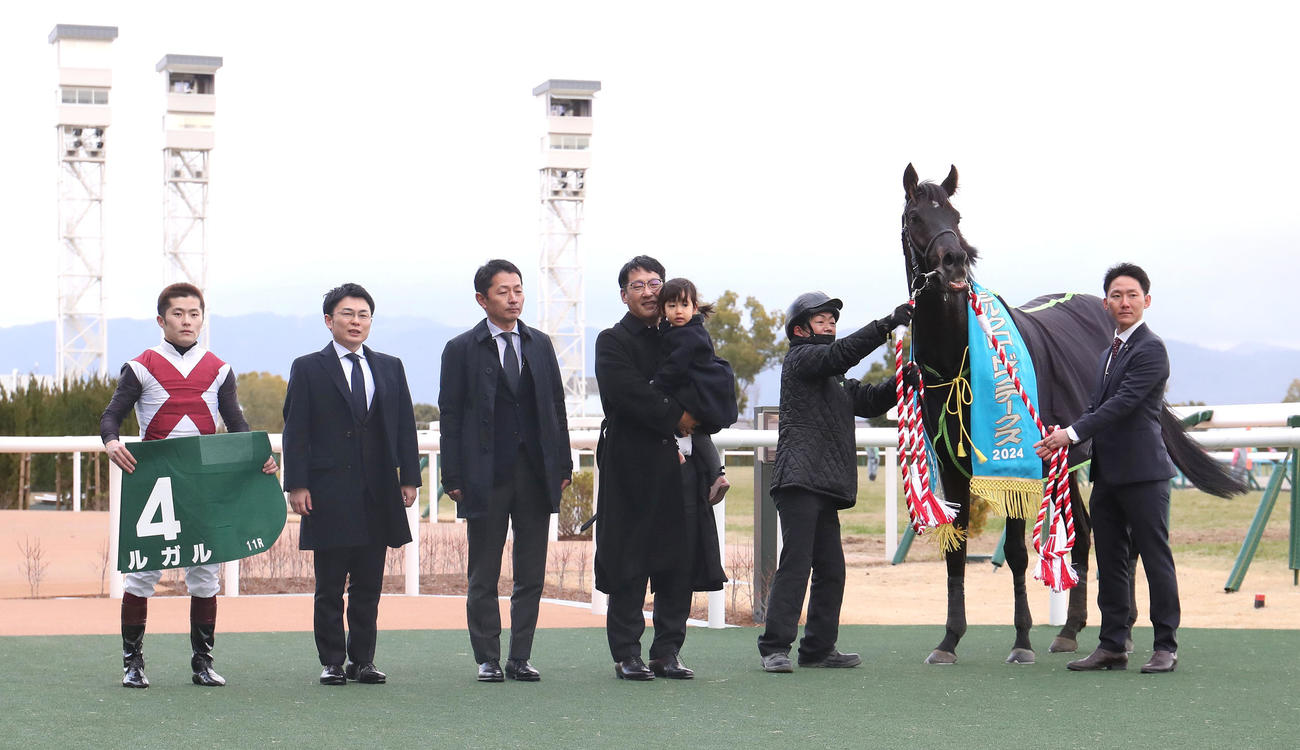 シルクロードSを制したルガルと口取りに並ぶ西村淳騎手（左）（撮影・白石智彦）