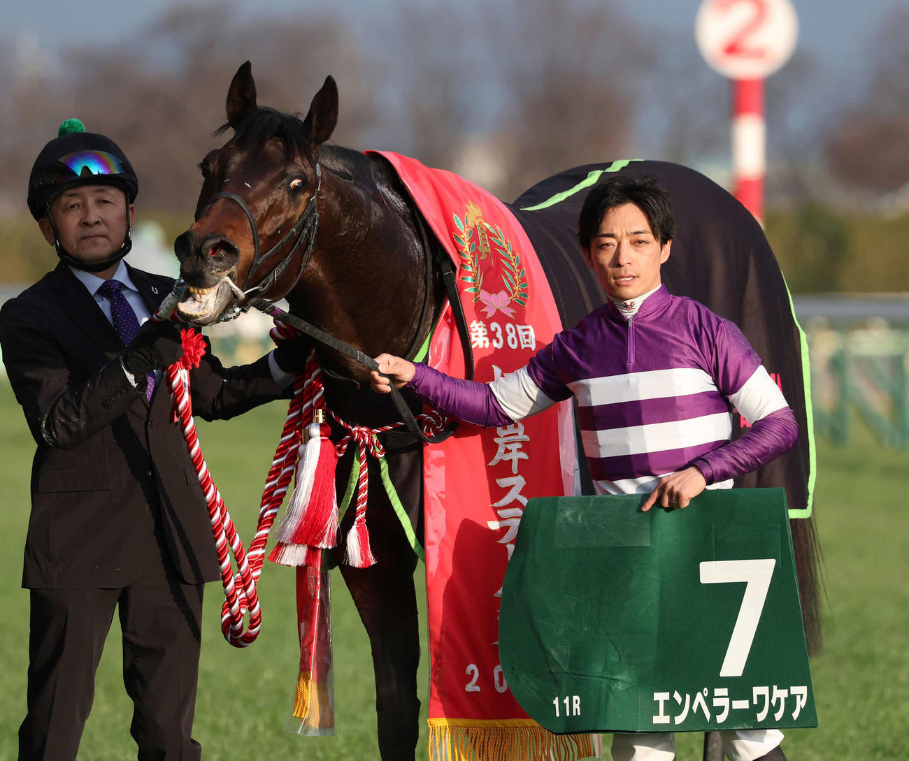 根岸Sを制したエンペラーワケアの口取りをする川田騎手（撮影・丹羽敏通）
