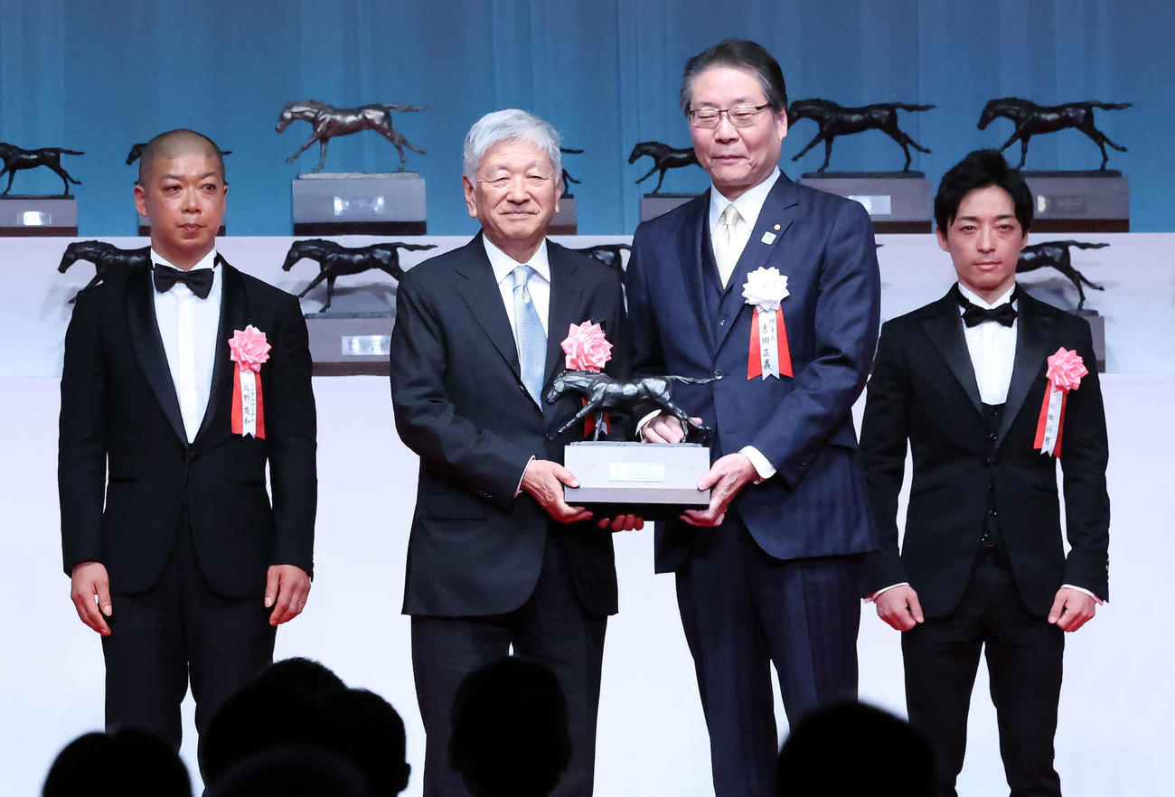 ジャンタルマンタルが最優秀2歳牡馬に選ばれてトロフィーを受け取る社台ファームの吉田代表