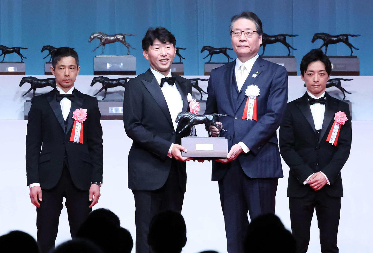 リバティアイランドが最優秀3歳牝馬に選ばれてトロフィーを受け取るサンデーレーシングの吉田代表