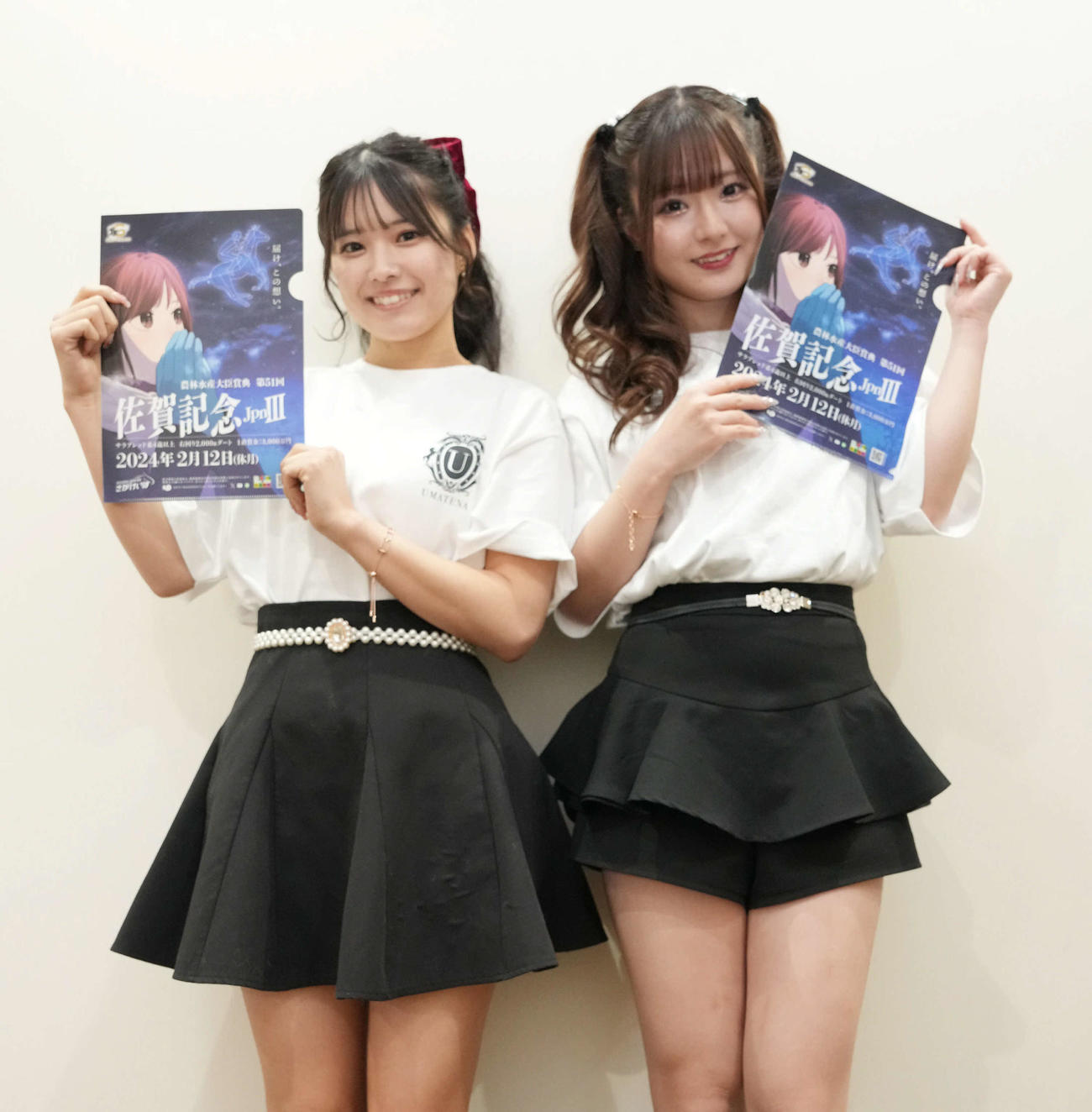 佐賀記念をPRする佐賀競馬キャンペーンガール、UMATENAの大原萌（左）と益子夏季（撮影・小沢裕）