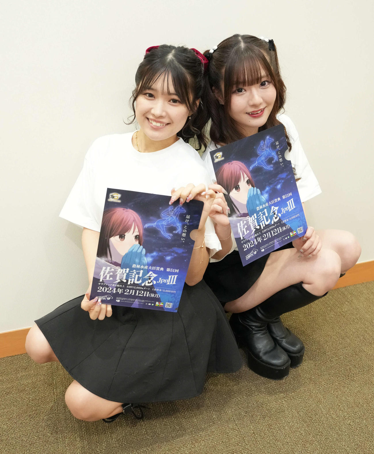 佐賀記念をPRする佐賀競馬キャンペーンガール、UMATENAの大原萌（左）と益子夏季（撮影・小沢裕）