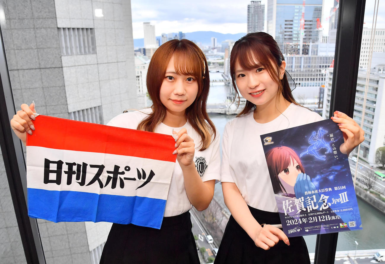 12日に行われる佐賀記念のPRに日刊スポーツ大阪本社を訪れた地方競馬場アイドル「UMATENA」の有村のあ（左）と桜衣かれん（撮影・清水貴仁）