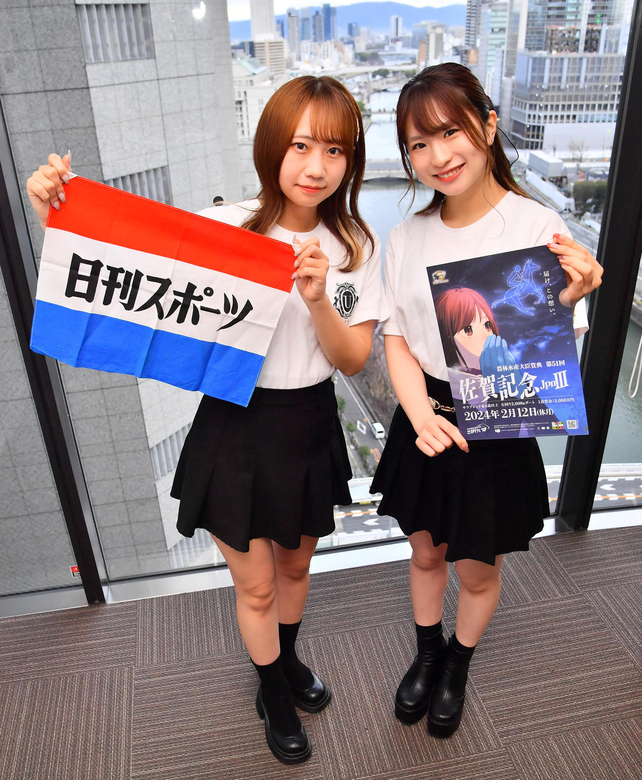 12日に行われる佐賀記念のPRに日刊スポーツ大阪本社を訪れた地方競馬場アイドル「UMATENA」の有村のあ（左）と桜衣かれん（撮影・清水貴仁）