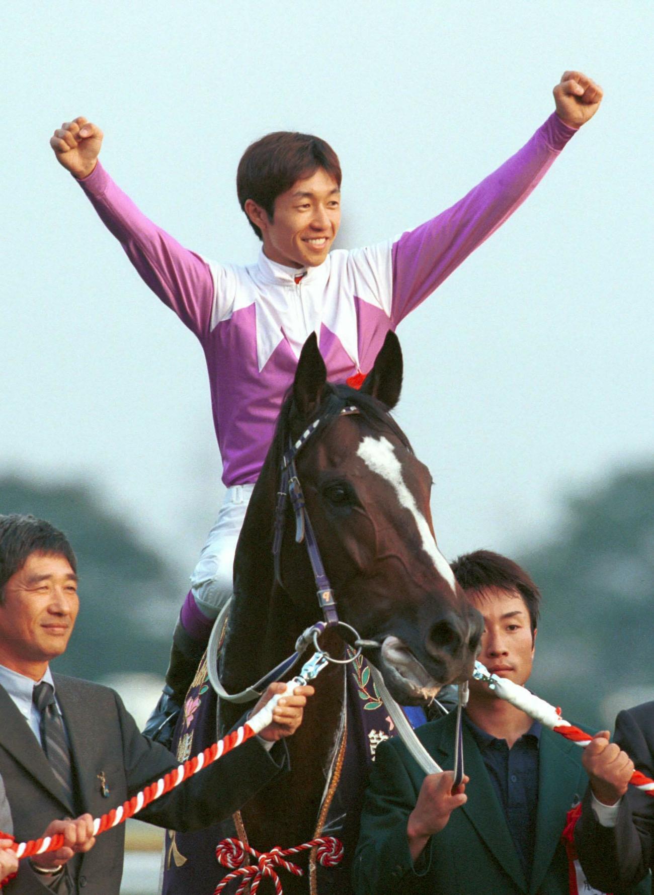 99年天皇賞・秋をスペシャルウィークで制しガッツポーズする武豊騎手