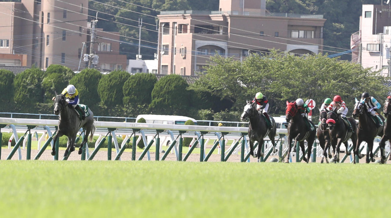 22年小倉記念で後続を突き放すマリアエレーナ