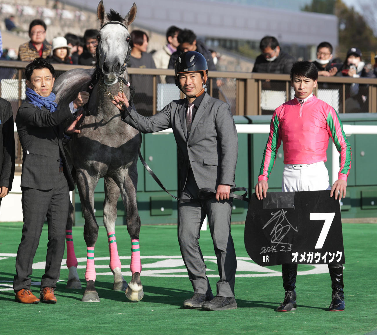 春菜賞を制したオメガウインクと横山武騎手（右）、大和田調教師（左）（撮影・柴田隆二）