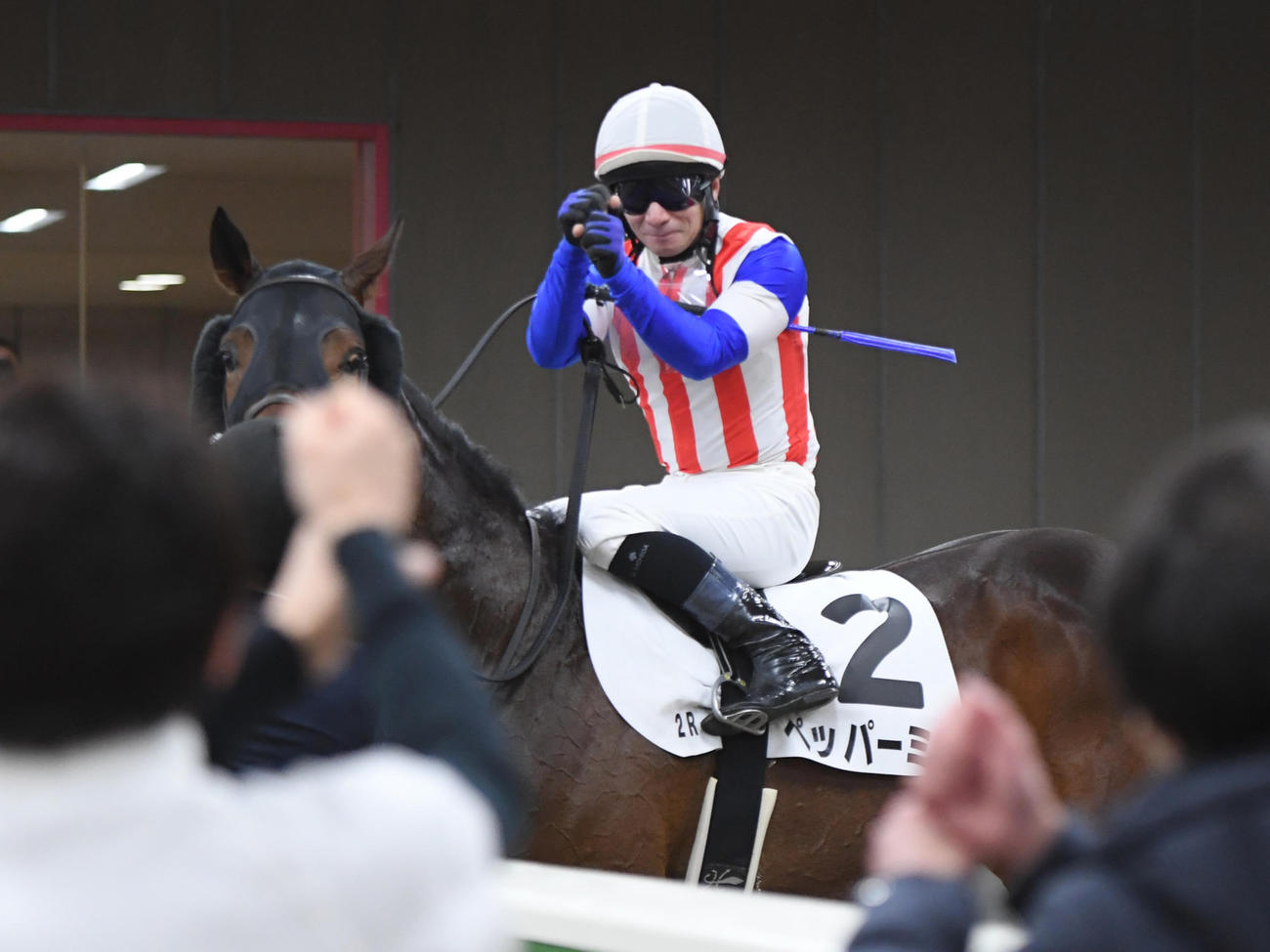 東京2Rをペッパーミルで制しペッパーミルポーズをする内田騎手（撮影・柴田隆二）