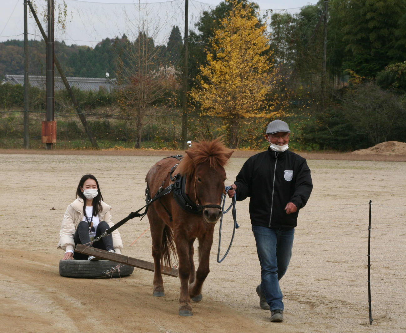 道産子タップちゃんとともに馬耕のデモンストレーションをする角居元調教師（右）（21年11月撮影）