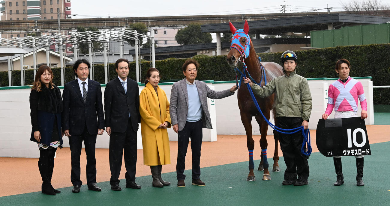 小倉11R、別府特別を制したヴァモスロードと丸山元気騎手（右）（撮影・前岡正明）