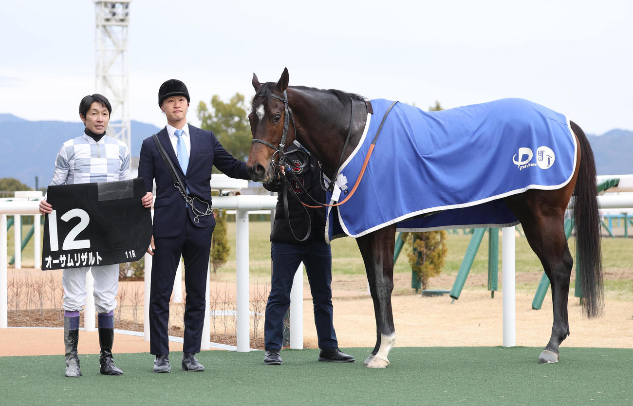 京都11R、無傷の5連勝でアルデバランSを制したオーサムリザルトと口取りに並ぶ武豊騎手（左）（撮影・白石智彦）