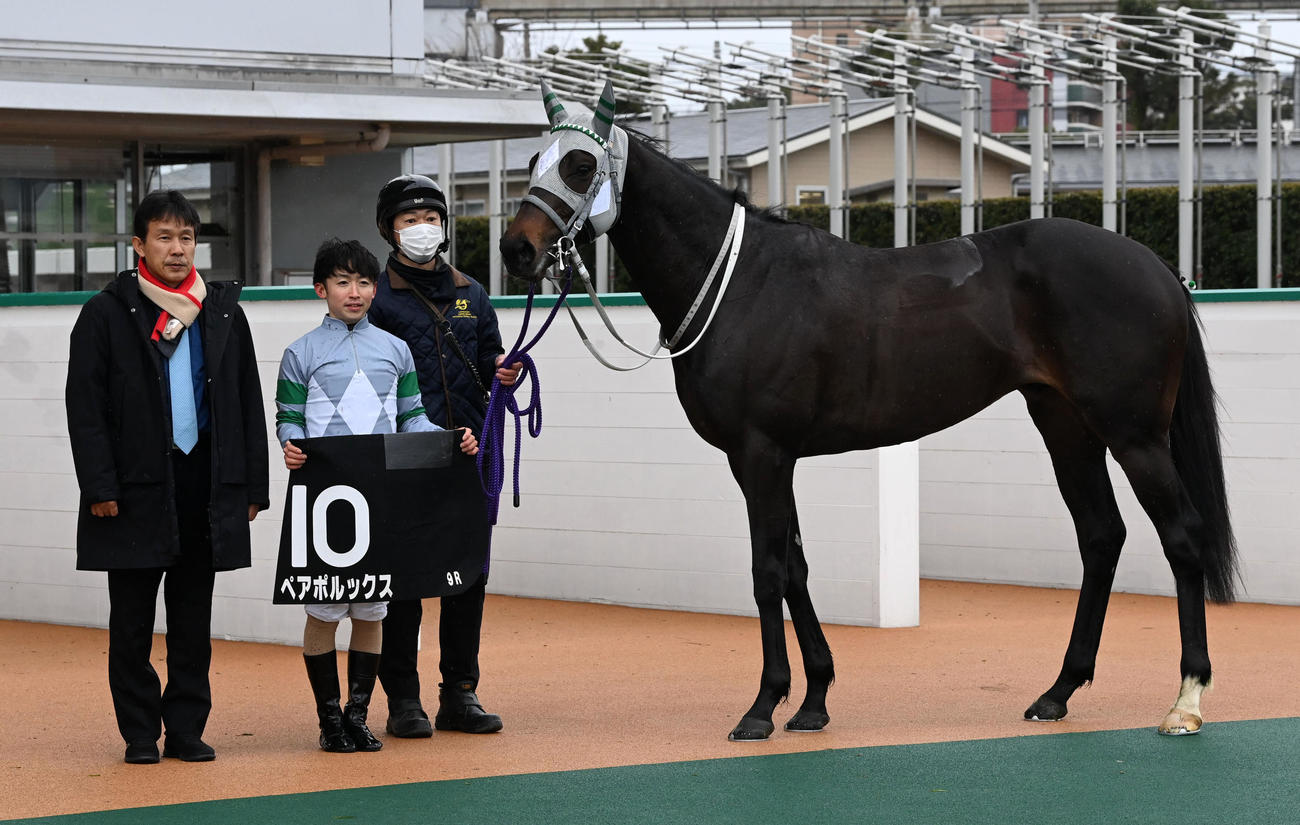 小倉9R、かささぎ賞を制したペアポルックスと松若風馬騎手（中央）（撮影・前岡正明）